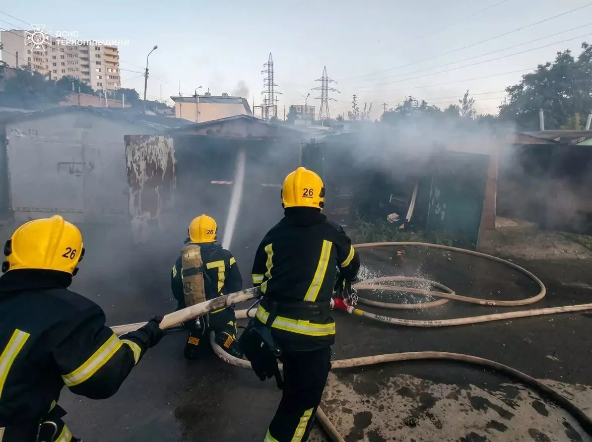 Рятувальники ліквідували масштабну пожежу в гаражному кооперативі