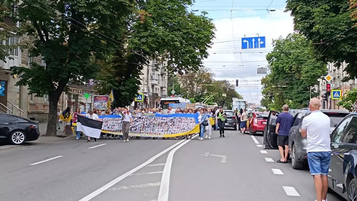 Тернопіль вийшов на акцію нагадування про героїв у полоні