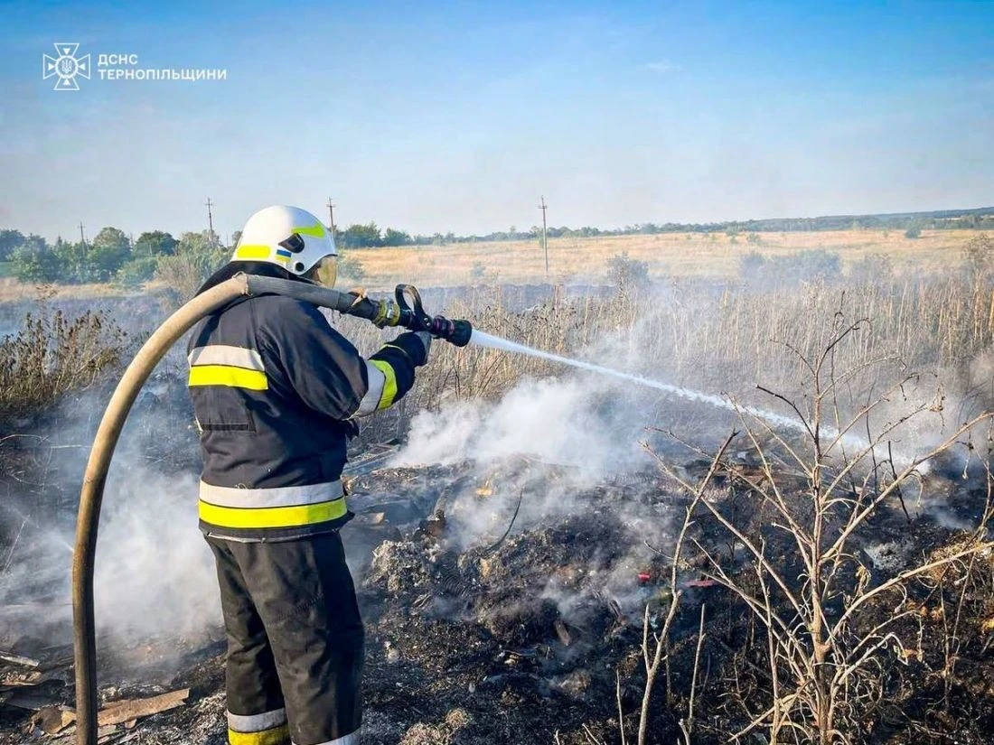 Рятувальники два дні борються з вогнем на сміттєзвалищі під Тернополем