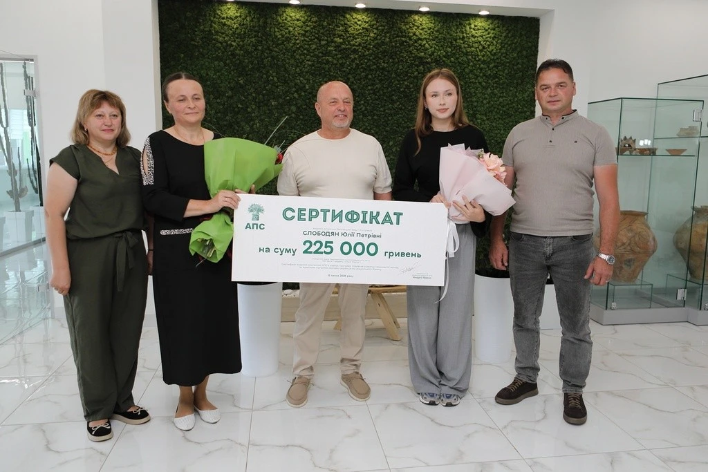 Випускниця з Тернопільщини отримала від роботодавця 5 тисяч доларів за успіхи на тестах