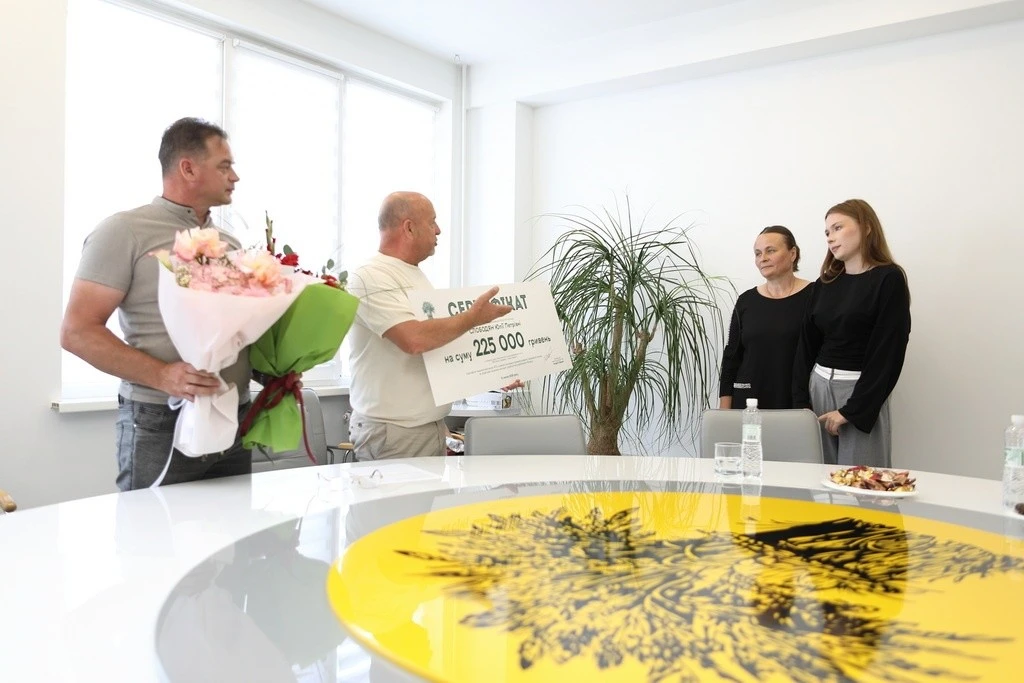 Випускниця з Тернопільщини отримала від роботодавця 5 тисяч доларів за успіхи на тестах