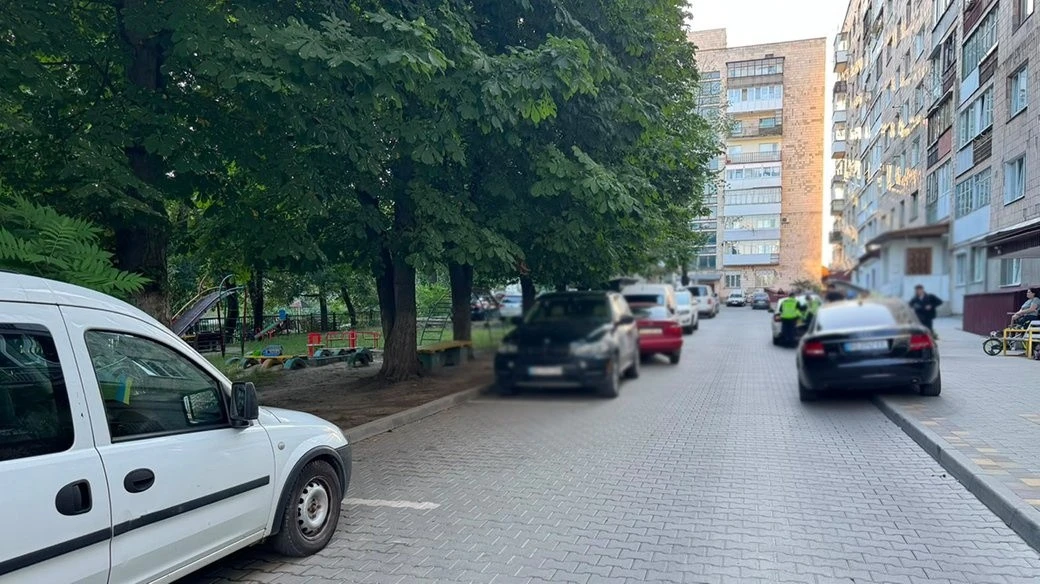 Автомобіль травмував дитину в житловому масиві Тернополя